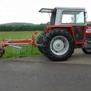 MF 565 mit MF 85 Schwader