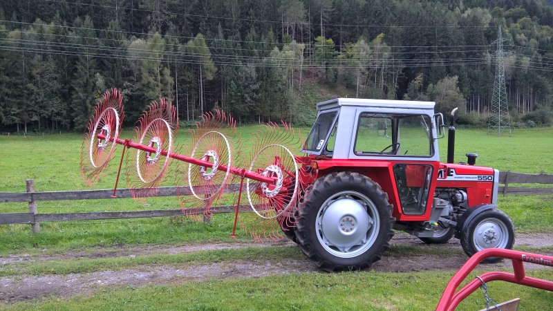 Mf 550 mit Bautz Spinne