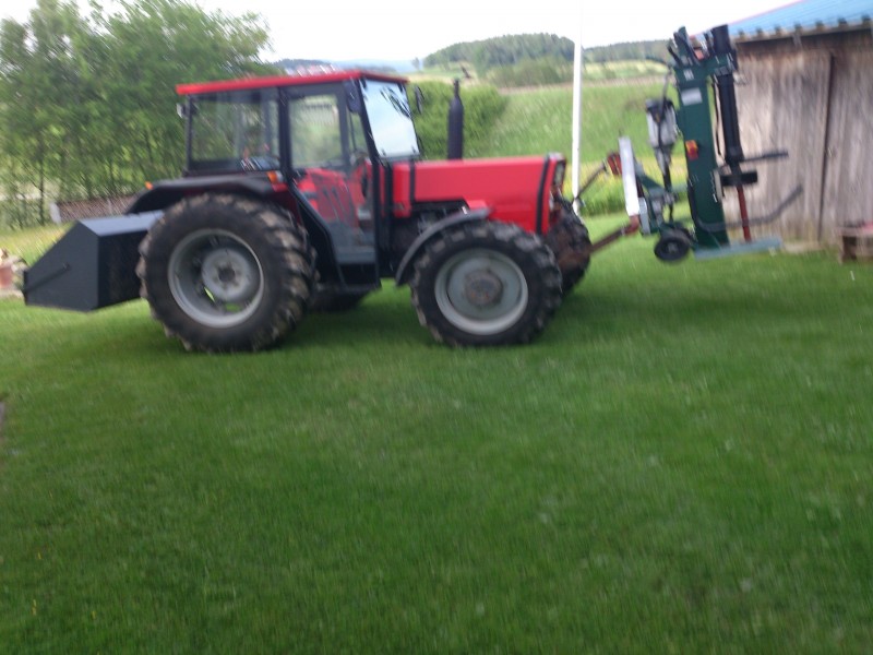Unser 263 mit dem Holzspalter